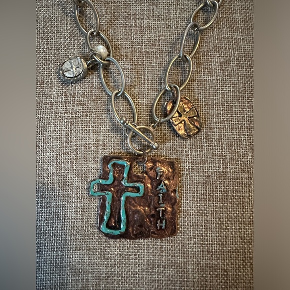 FASHION JEWELRY NECKLACE WITH CROSS - Picture 3 of 3